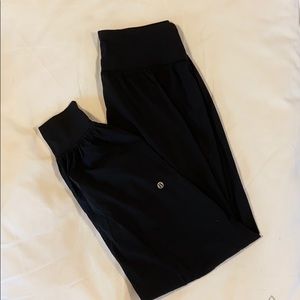 Lululemon black sun setter jogger light pants 6